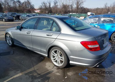 2012 Mercedes-Benz C 300 Sport 4Matic z USA, uszkodzony, nr VIN WDDGF8BB5CR227636
